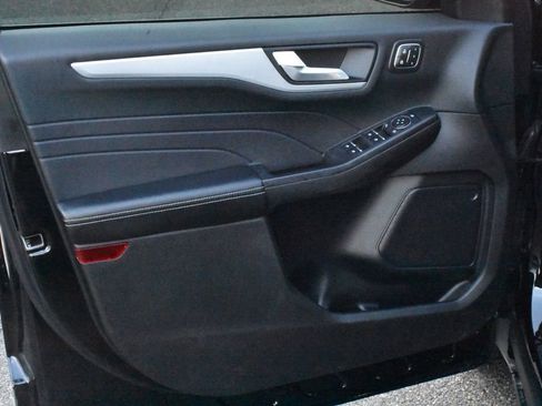 Used 2025 Ford Escape Platinum image 9