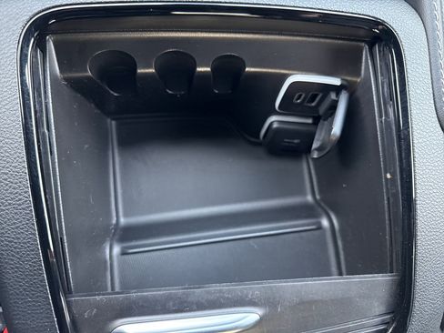 Used 2024 Chrysler Pacifica Premium image 21