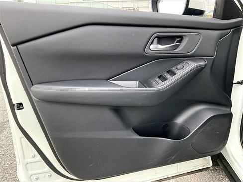 Used 2025 Nissan Rogue SV image 9