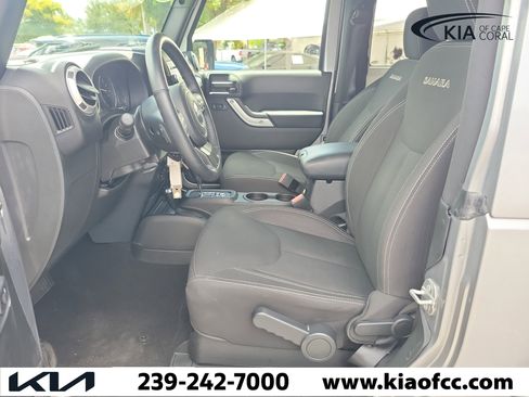 Used 2017 Jeep Wrangler Sahara w/ Connectivity Group AWD/4WD image 16