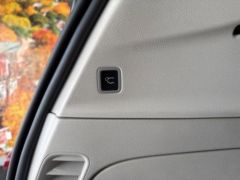 Used 2024 Chrysler Pacifica Touring-L image 46