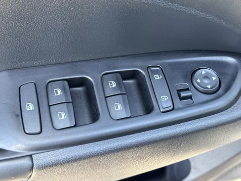 Used 2024 Hyundai Venue Limited image 17