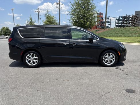 Used 2017 Chrysler Pacifica Touring Plus w/ Tire & Wheel Group FWD image 10