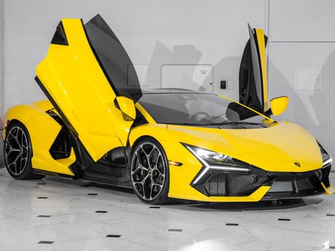 Used 2024 Lamborghini Revuelto image 18