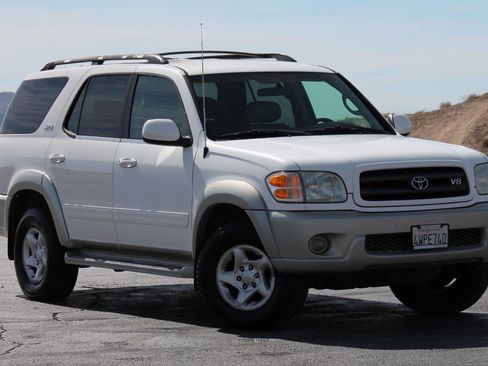 Used 2002 Toyota Sequoia SR5 image 1