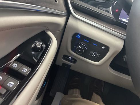 Certified 2022 Jeep Grand Cherokee Overland w/ Luxury Tech Group IV AWD/4WD image 40