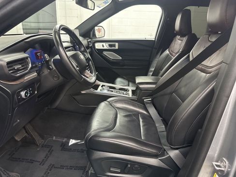 Used 2022 Ford Explorer Platinum w/ Equipment Group 601A AWD/4WD image 18
