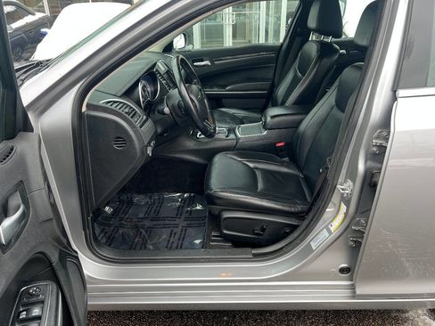 Used 2017 Chrysler 300 Limited image 19