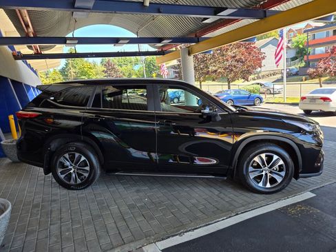 Used 2023 Toyota Highlander XLE image 4