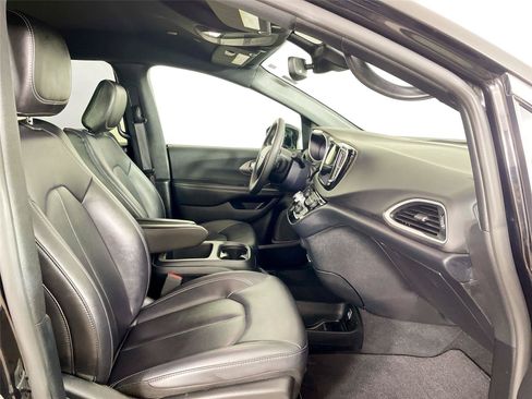 Used 2025 Chrysler Pacifica Select FWD image 27