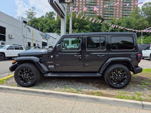 Used 2022 Jeep Wrangler Unlimited Sahara w/ Cold Weather Group AWD/4WD image 10