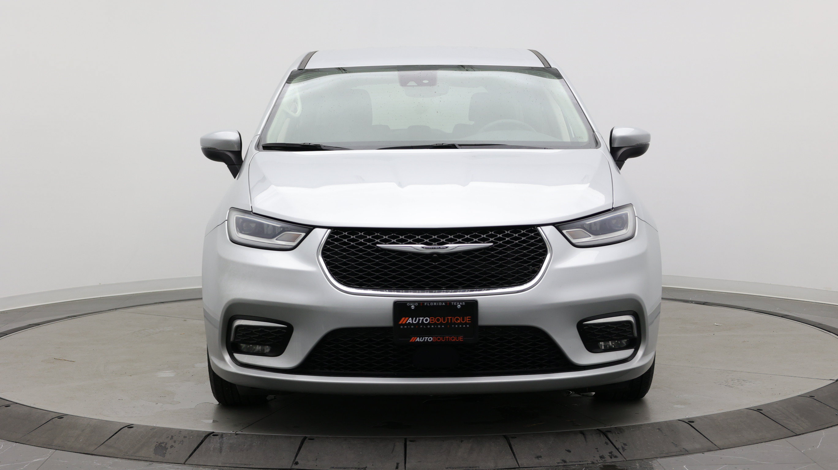 Used 2023 Chrysler Pacifica Touring-L FWD image 2