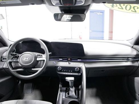 Used 2024 Hyundai Elantra SEL image 15