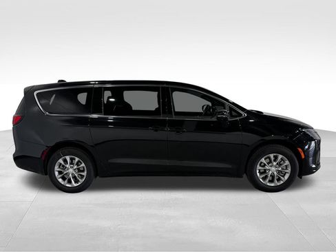 New 2027 Chrysler Pacifica Select w/ Family Tech Group AWD/4WD image 23