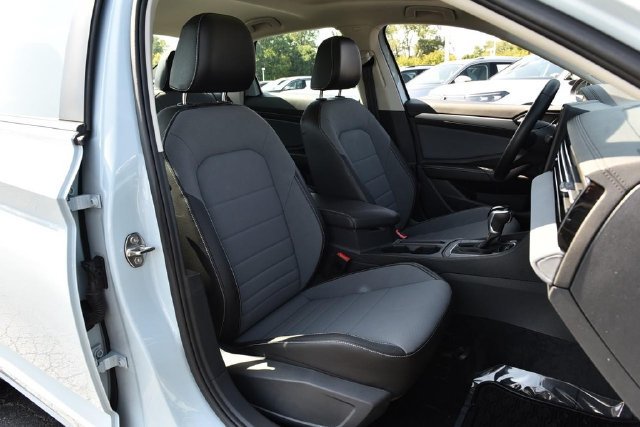 Used 2025 Volkswagen Jetta SE w/ Sunroof Package FWD image 21