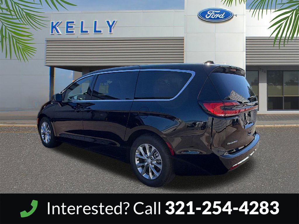 Used 2026 Chrysler Pacifica Limited FWD image 3