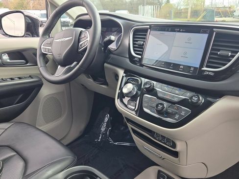 Used 2024 Chrysler Pacifica Touring-L FWD image 8