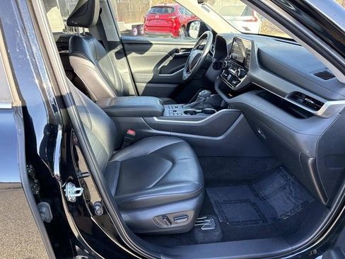 Used 2024 Toyota Highlander XLE image 9