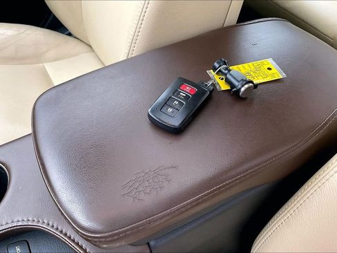 Used 2018 Toyota Avalon XLE Premium image 13