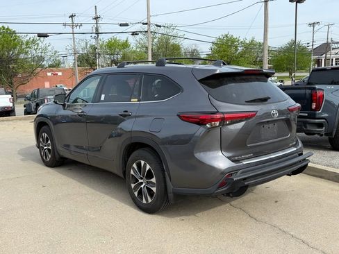 Used 2022 Toyota Highlander XLE AWD/4WD image 8