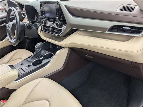 Used 2022 Toyota Highlander XLE image 20