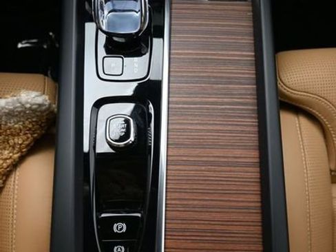 Used 2023 Volvo XC60 B5 Ultimate w/ Climate Package image 10