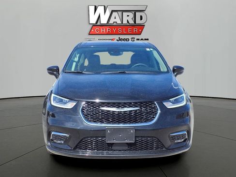 Used 2024 Chrysler Pacifica Touring-L image 19