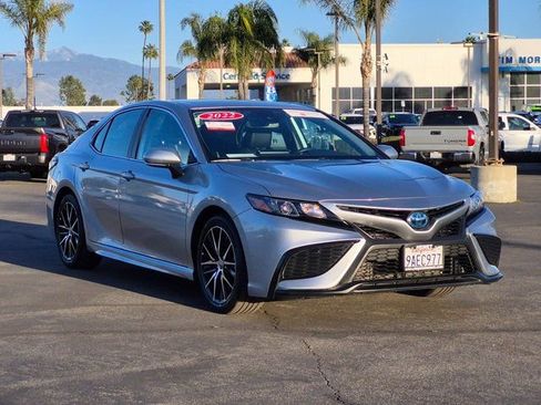 Used 2022 Toyota Camry SE image 3