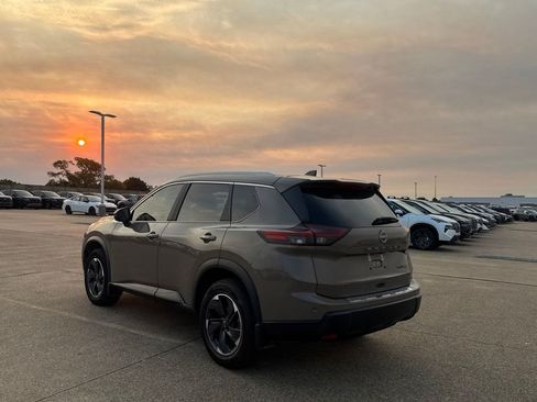 Used 2024 Nissan Rogue SV w/ SV Premium Package AWD/4WD image 16