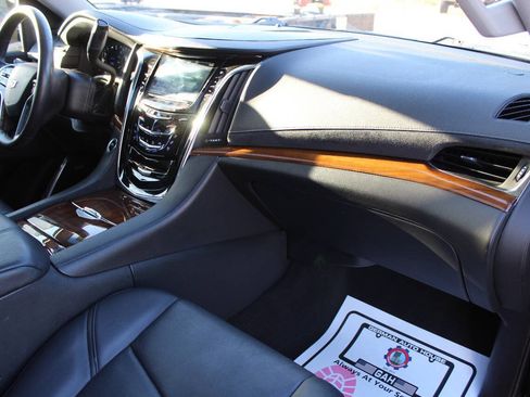 Used 2017 Cadillac Escalade Luxury AWD/4WD image 25