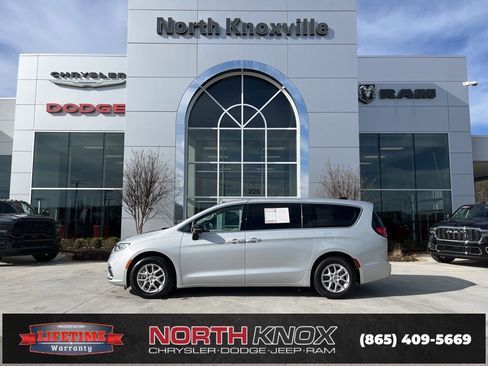 Used 2024 Chrysler Pacifica Touring-L image 2