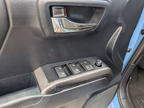 Used 2019 Toyota Tacoma TRD Off-Road AWD/4WD image 10