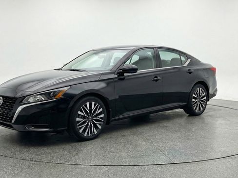 Used 2025 Nissan Altima 2.5 SV image 3