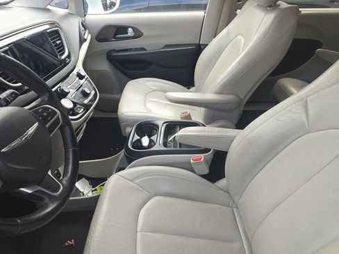 Used 2017 Chrysler Pacifica Touring-L w/ Tire & Wheel Group image 9