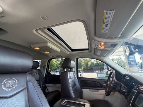 Used 2011 Cadillac Escalade Platinum AWD/4WD image 31
