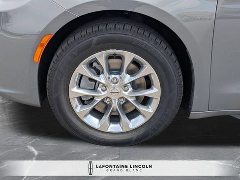 Used 2022 Chrysler Pacifica Touring-L AWD/4WD image 34