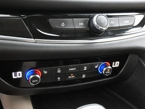 Used 2020 Buick Enclave Essence FWD image 20