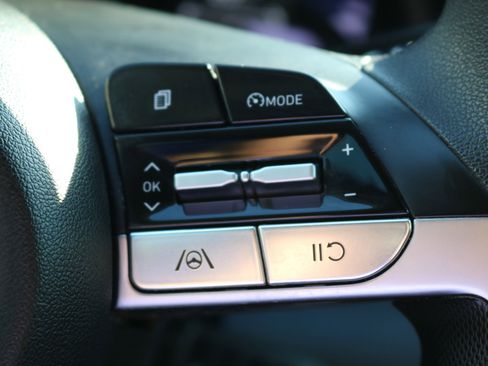 Used 2021 Hyundai Elantra SE image 17