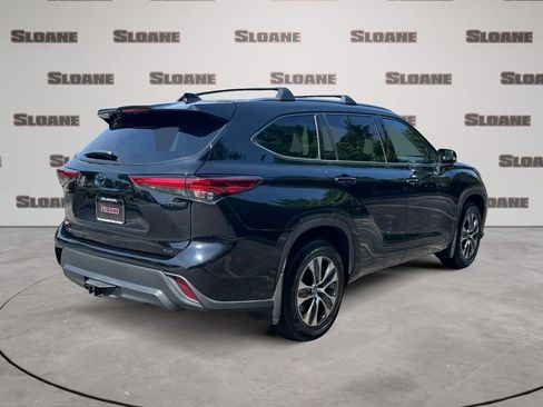 Used 2021 Toyota Highlander XLE AWD/4WD image 5