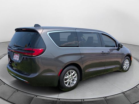 Used 2023 Chrysler Pacifica Touring-L FWD image 3