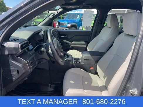 Used 2025 Toyota 4Runner SR5 AWD/4WD image 17
