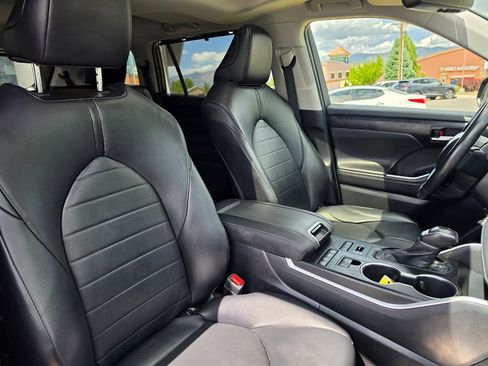 Used 2020 Toyota Highlander XLE AWD/4WD image 17