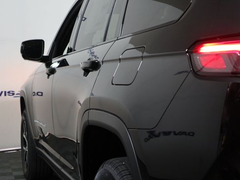 New 2025 Jeep Grand Cherokee L Limited w/ Luxury Tech Group II image 11