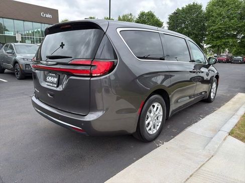Used 2023 Chrysler Pacifica Touring-L FWD image 8