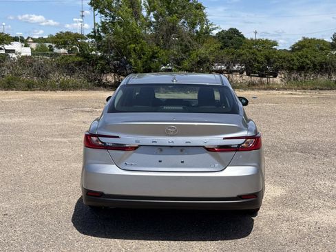 Used 2025 Toyota Camry LE w/ Convenience Package image 4