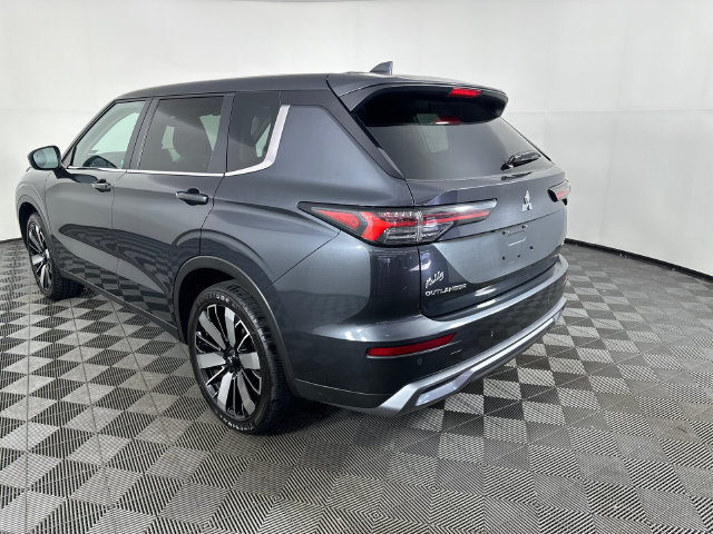 Used 2025 Mitsubishi Outlander SE AWD/4WD image 3