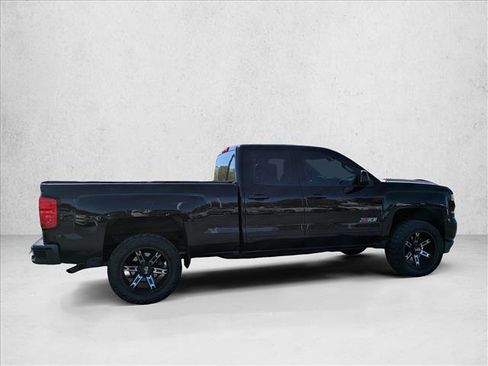Used 2017 Chevrolet Silverado 1500 LT w/ Midnight Edition image 4