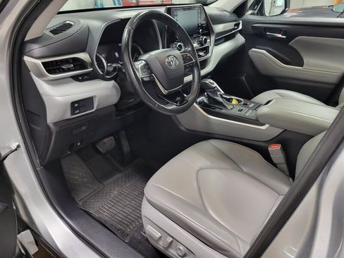 Used 2021 Toyota Highlander XLE AWD/4WD image 22