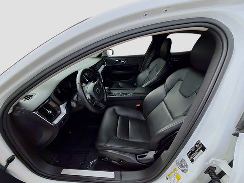 Used 2020 Volvo S60 T5 Momentum image 18