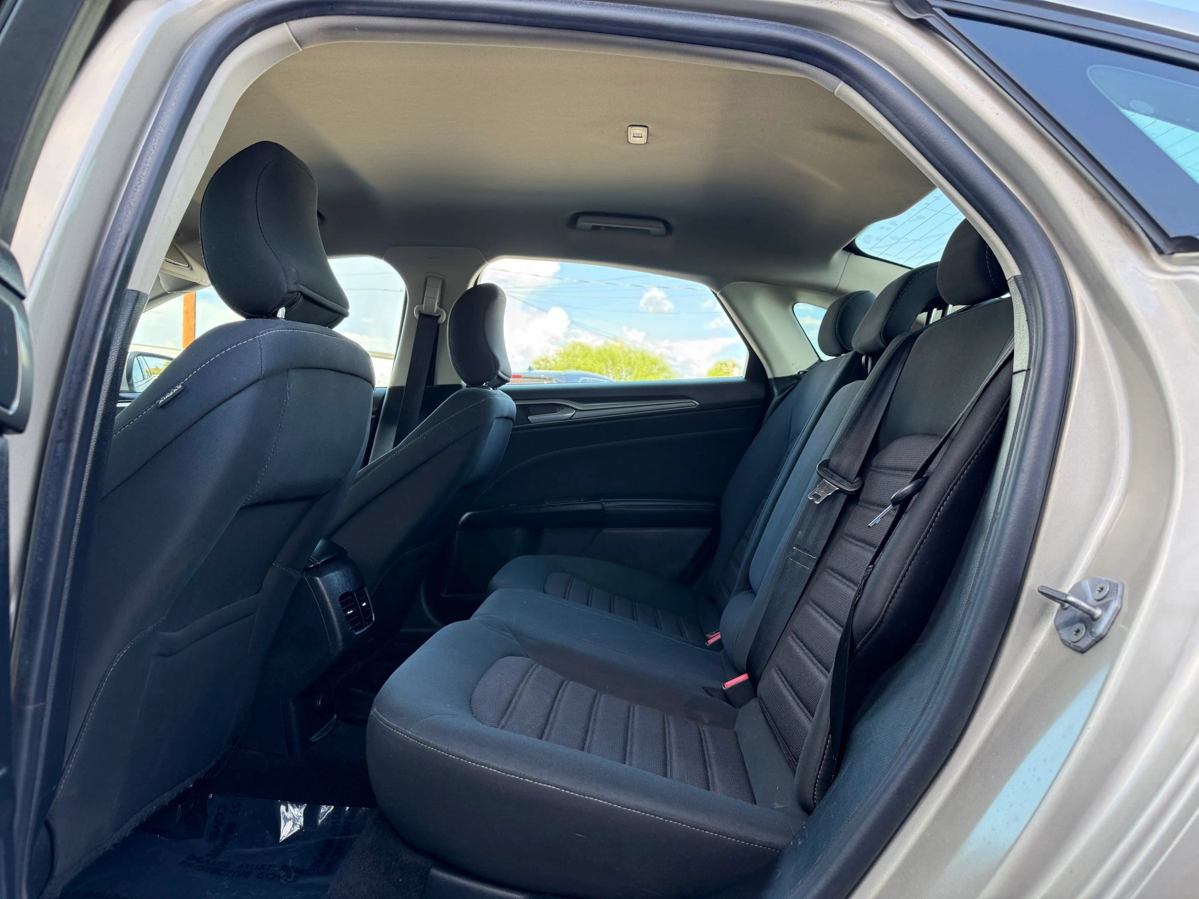 Used 2019 Ford Fusion SE FWD image 11